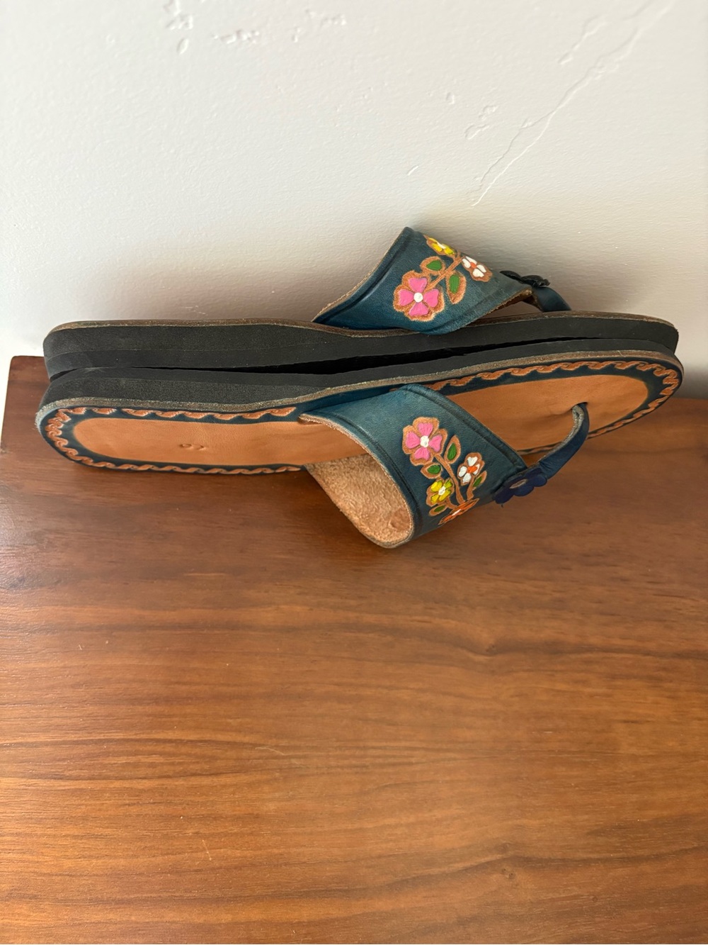 New boho leather flower summer sandal. - Picture 5 of 5